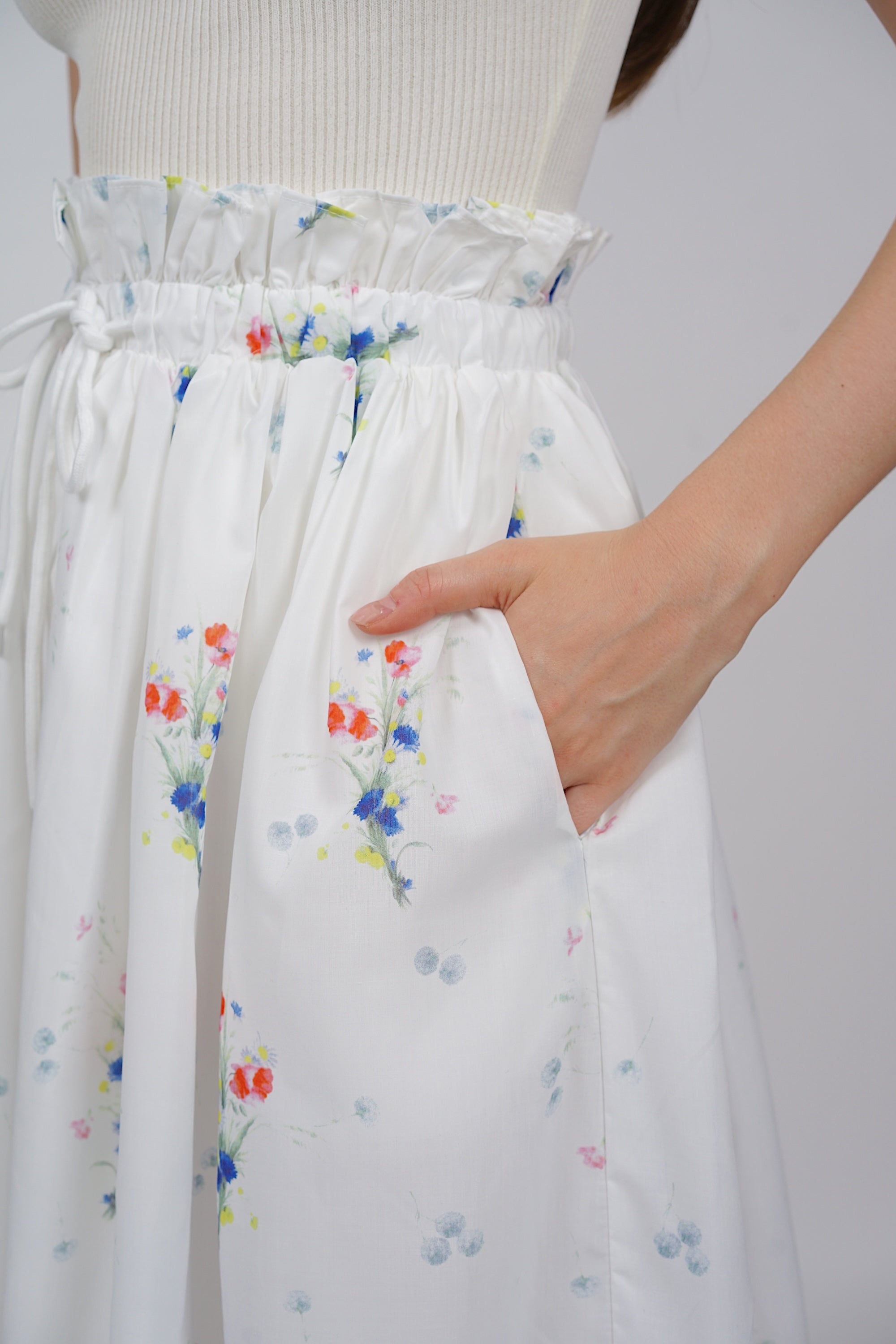 Gathered Elastic Waist Skirt in White Floral